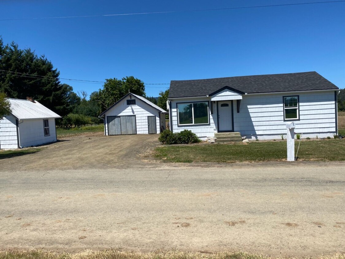 Primary Photo - 3 Bedroom 1 Bath Country Home