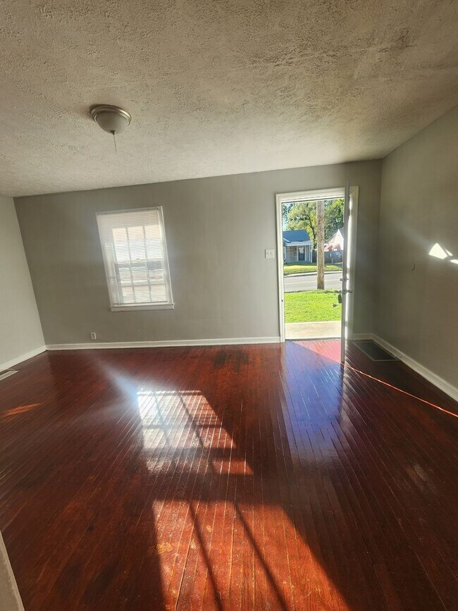 Foto del edificio - Newly Remolded Spacious Two Bedroom Single Family Near 38th and Sherman