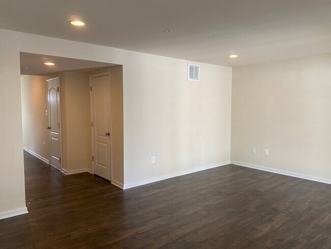Building Photo - Spacious 3 Bedroom Townhouse in Hanover!