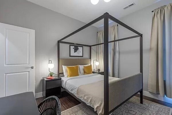 Foto del edificio - 870 E 5th St
