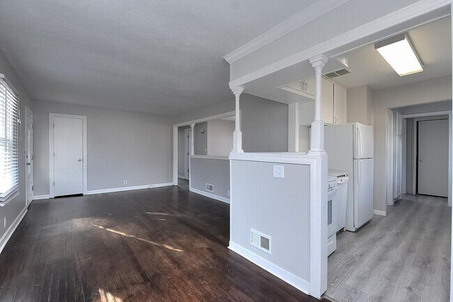 Building Photo - Spacious Three Bedroom!