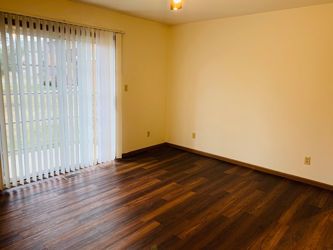 Primary Photo - 886 Regent Dr
