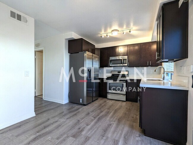 Foto del edificio - Two-Bedroom Townhome with Garage!