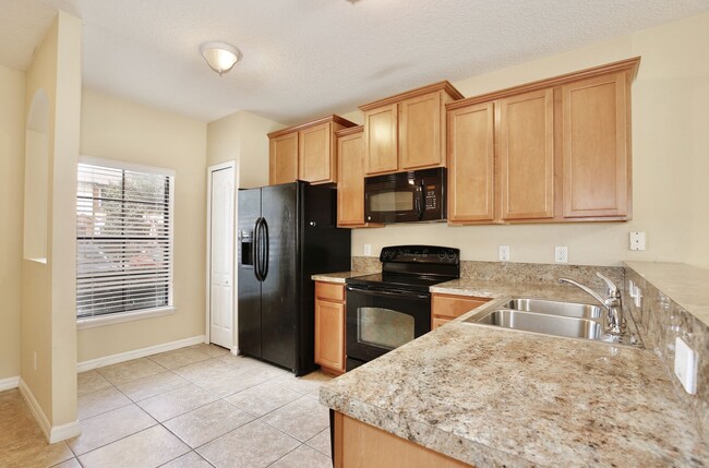 Foto del edificio - Cozy 2/2.5 Spacious Townhome with a Covere...