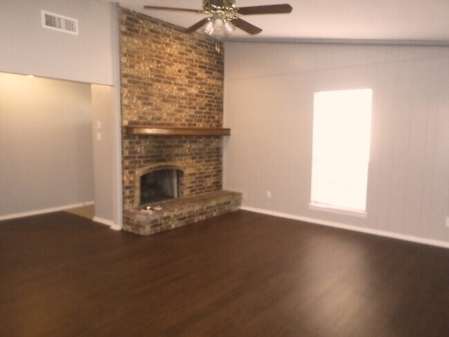 Building Photo - Garland 3 Bedroom Home!!