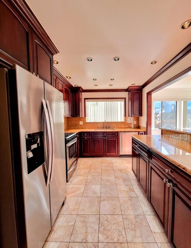 Foto del edificio - Beautiful 2bd Townhouse With Attached Garage, Private Patio, Pool/Hot Tub, & Clubhouse!