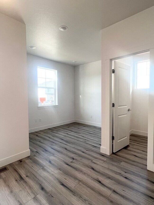 Foto del edificio - Brand New 4bd/4ba Located in Raindance