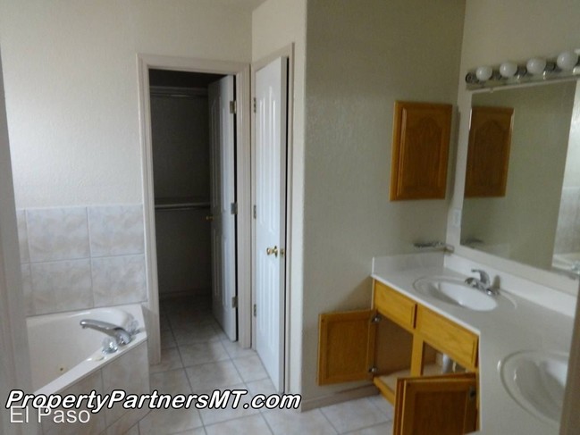 Building Photo - 4 br, 2.5 bath House - 12649 Sun Trail