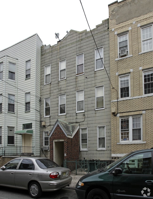 Building Photo - 530 27th St