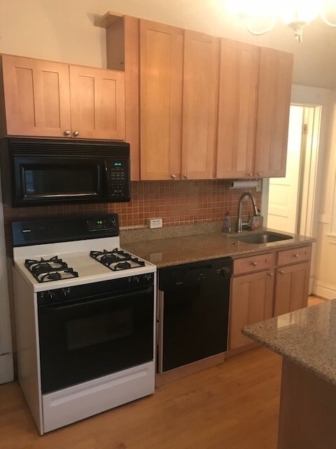Kitchen - 3108 N Southport Ave