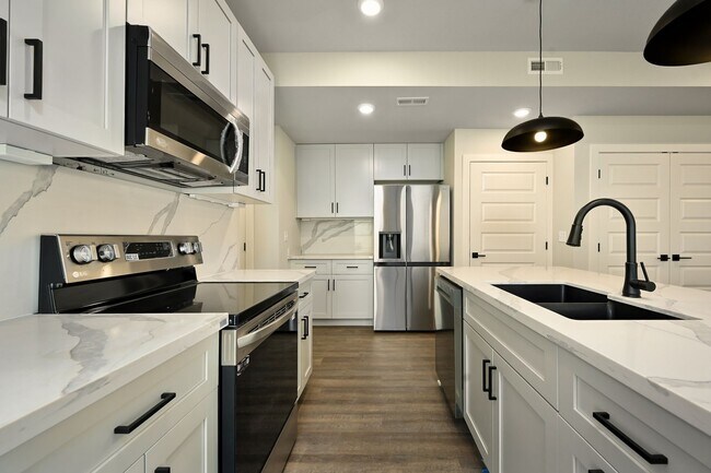 Foto del edificio - Three Bedroom Townhome with Large Unfinish...