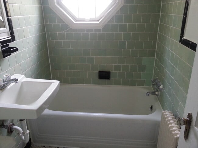 Foto del edificio - 4585 MacArthur Blvd NW