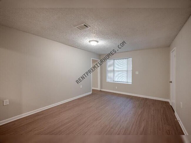 Foto del edificio - 2015 Singleton Ct