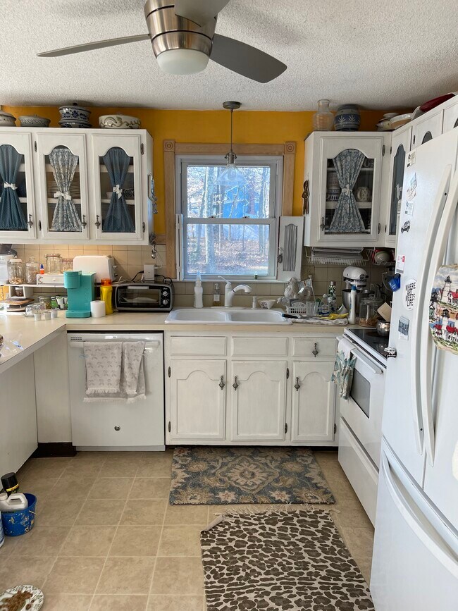 24 Fleetwood Dr, Plainville, CT 06062 House Rental in Plainville, CT