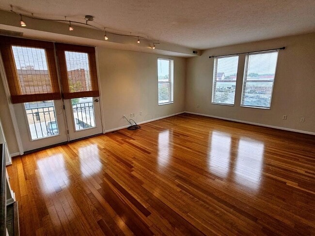 Building Photo - 120 E Mound St