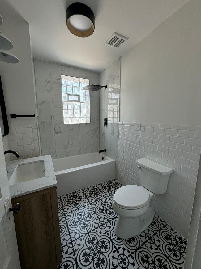 Foto del edificio - 2415 W Warner Ave