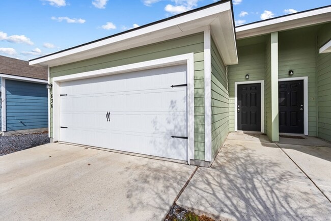 Building Photo - Spacious 3-Bed Jordan’s Creek Duplex