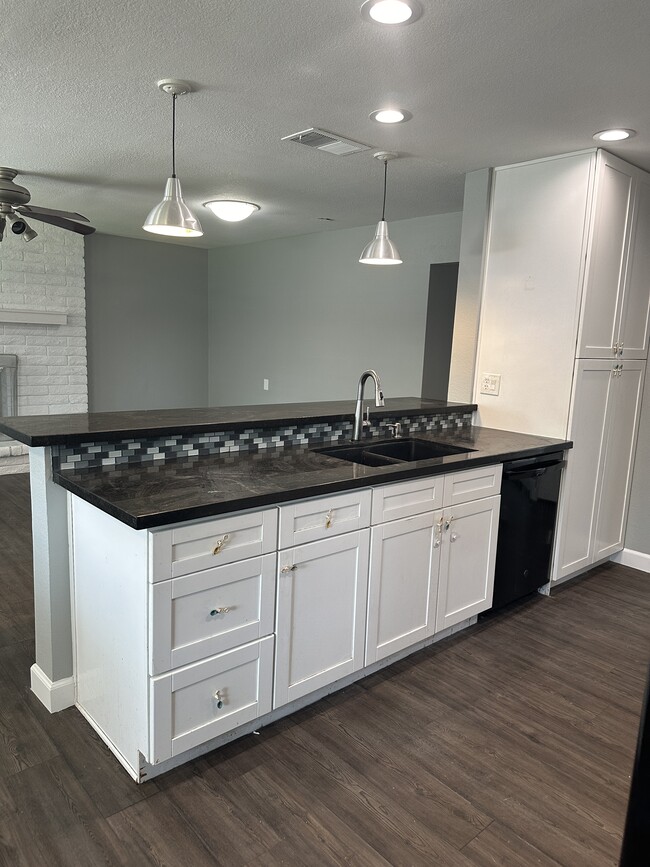 Kitchen Island - 3108 S George Dr
