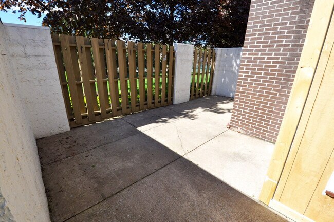 Building Photo - Easy Condo Living Close to Campus