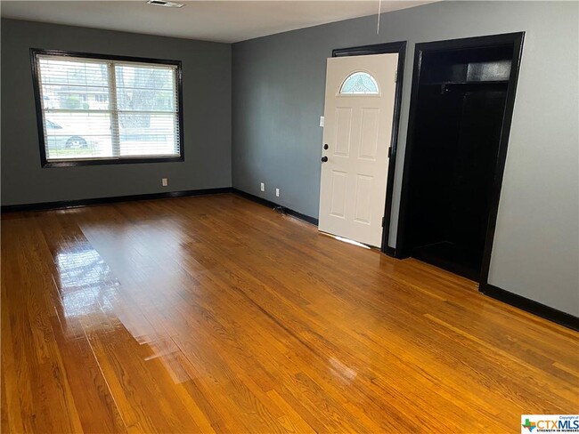 Building Photo - 4901 Evergreen Ln
