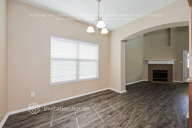 Foto del edificio - 15713 Landing Creek Ln