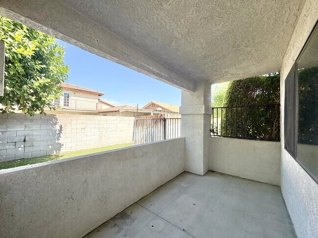 Foto del edificio - AVAILABLE NOW!! 3 Bedroom / 2 Bathroom Townhouse with pool in Cathedral City