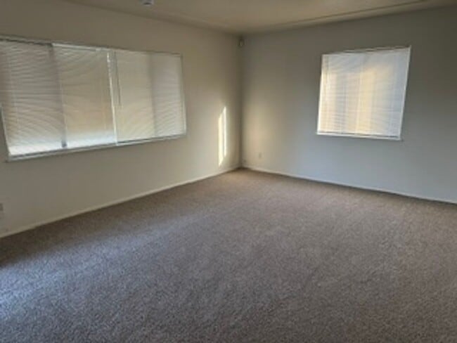 Building Photo - Tower District home, easy access to FWY 99