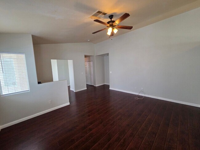 Building Photo - Cozy 3 Bedroom Single Story Home with a Den
