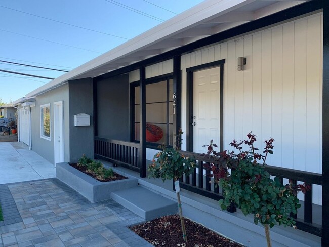 Building Photo - 641 Toyon Ave