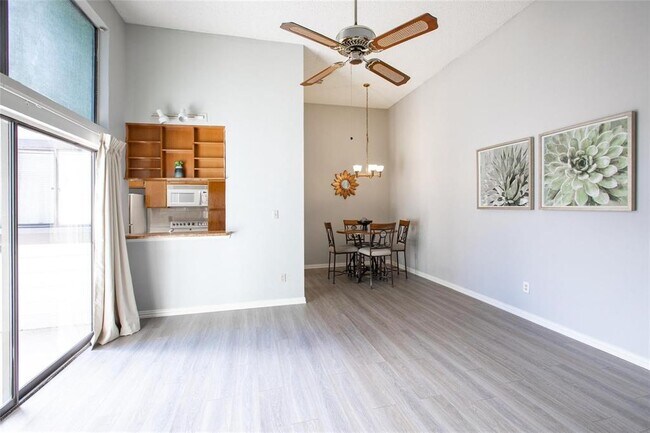 Building Photo - 634 Bellaire Dr