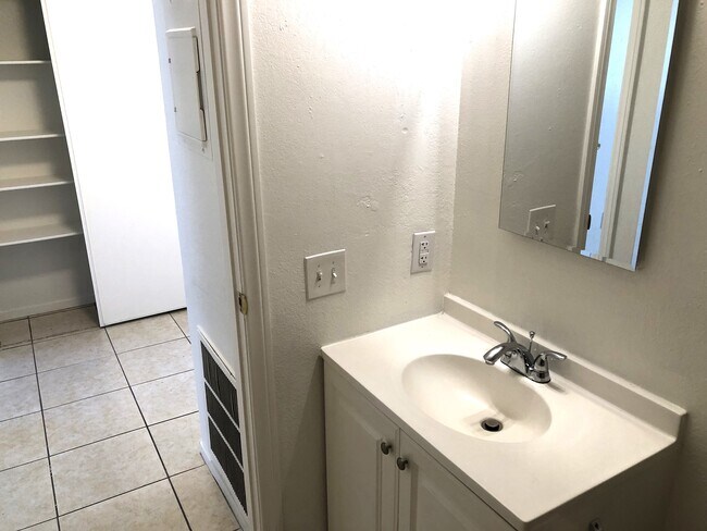 Foto del edificio - 4711 Convaire Ave