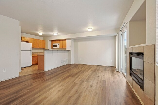 Foto del edificio - Wonderful End-unit townhome that backs to beautiful open space!