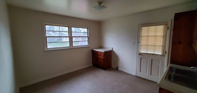 Building Photo - 2 Bedroom Duplex