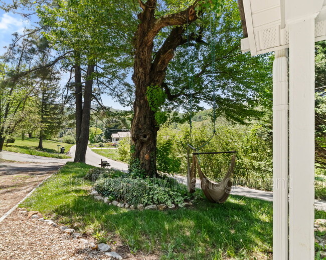 Foto del edificio - 817 Oakdale Rd