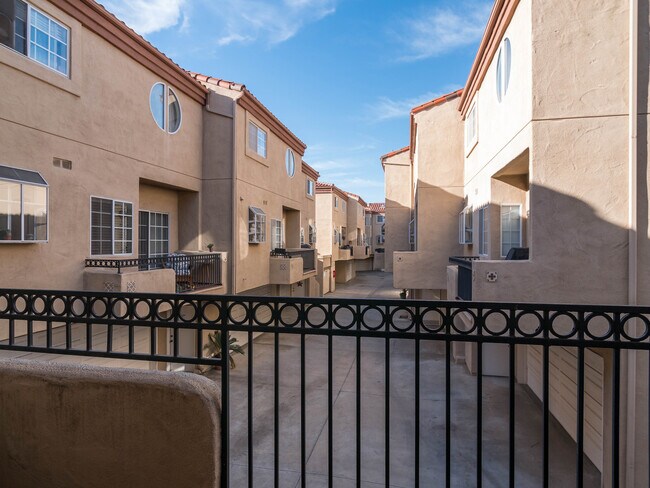 Building Photo - TOTALLY REMODELED, BLOCKS TO THE BEACH!
