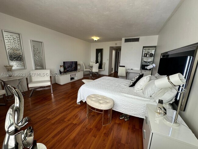 Building Photo - 2899 Collins Ave
