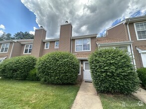 Building Photo - 17 Canterbury Cir