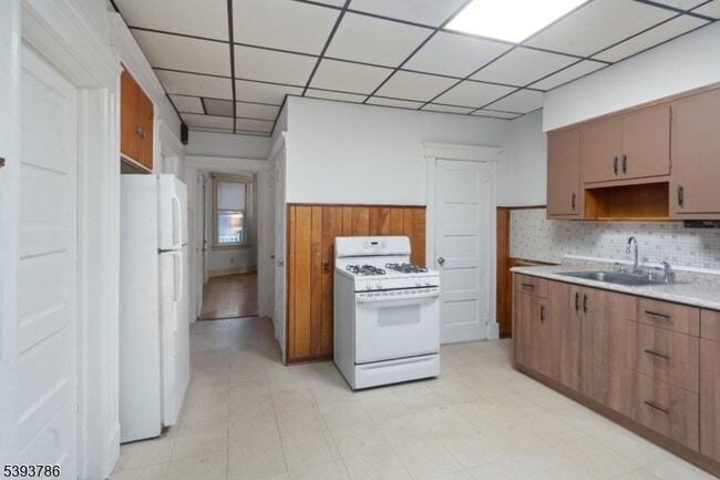 Building Photo - 76 Planten Ave