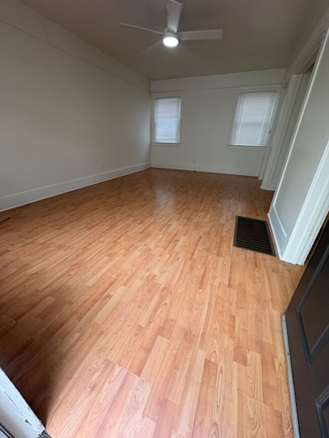 Foto del edificio - 930 E 3rd St