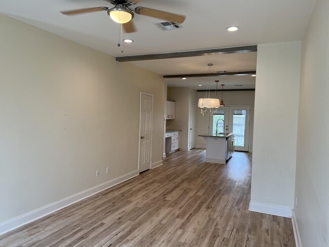 Building Photo - 108 Appleoak Ave
