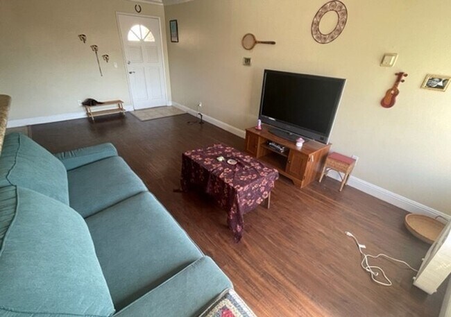 Foto del edificio - Updated 2nd Floor Corner Unit -3425 E. 15t...