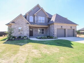 Building Photo - 16933 Whispering Pnes Dr