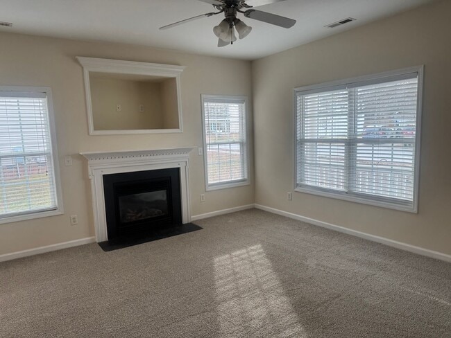 Building Photo - Fantastic 4br/2.5ba home, Conv to 40, excellent location, Available Now!