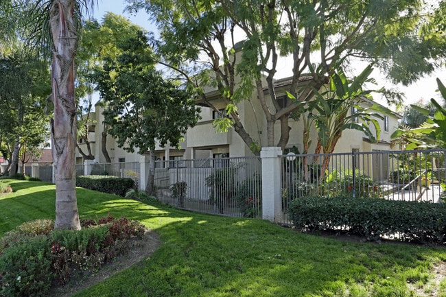 Building Photo - Casa Blanca