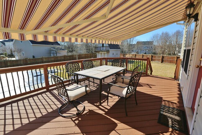 Building Photo - 5-Bedroom Pool Home in Stratford Terrace!!...