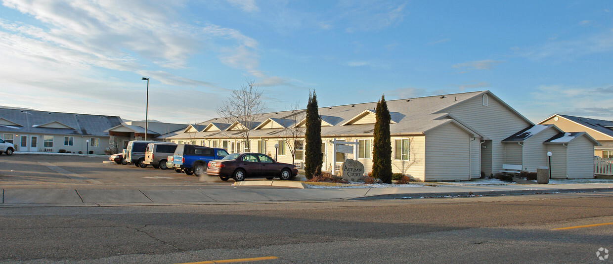 Primary Photo - Autumn Court Apartments