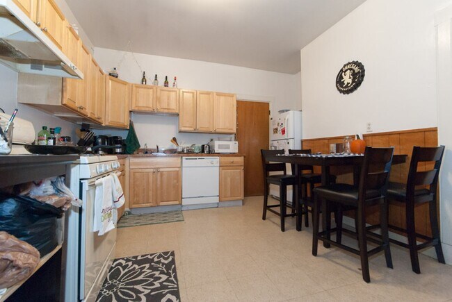Foto del edificio - Brookline 3 Bed w/ Heat & Hot Water Included – Cats OK