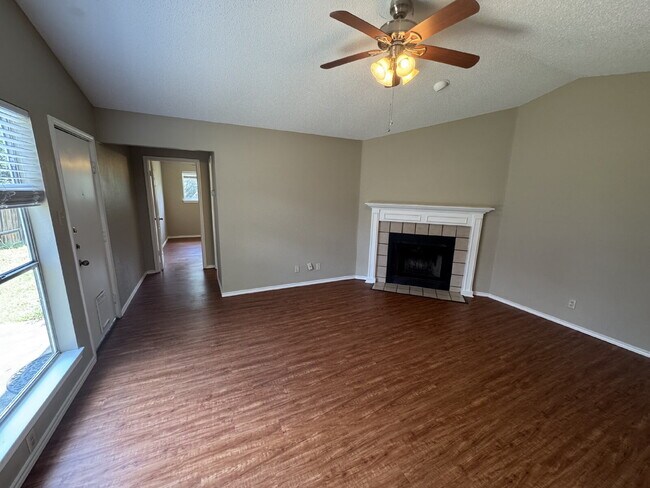 Building Photo - 2-Bed, 2-Bath, 1-Car Garage - Walking Dist...
