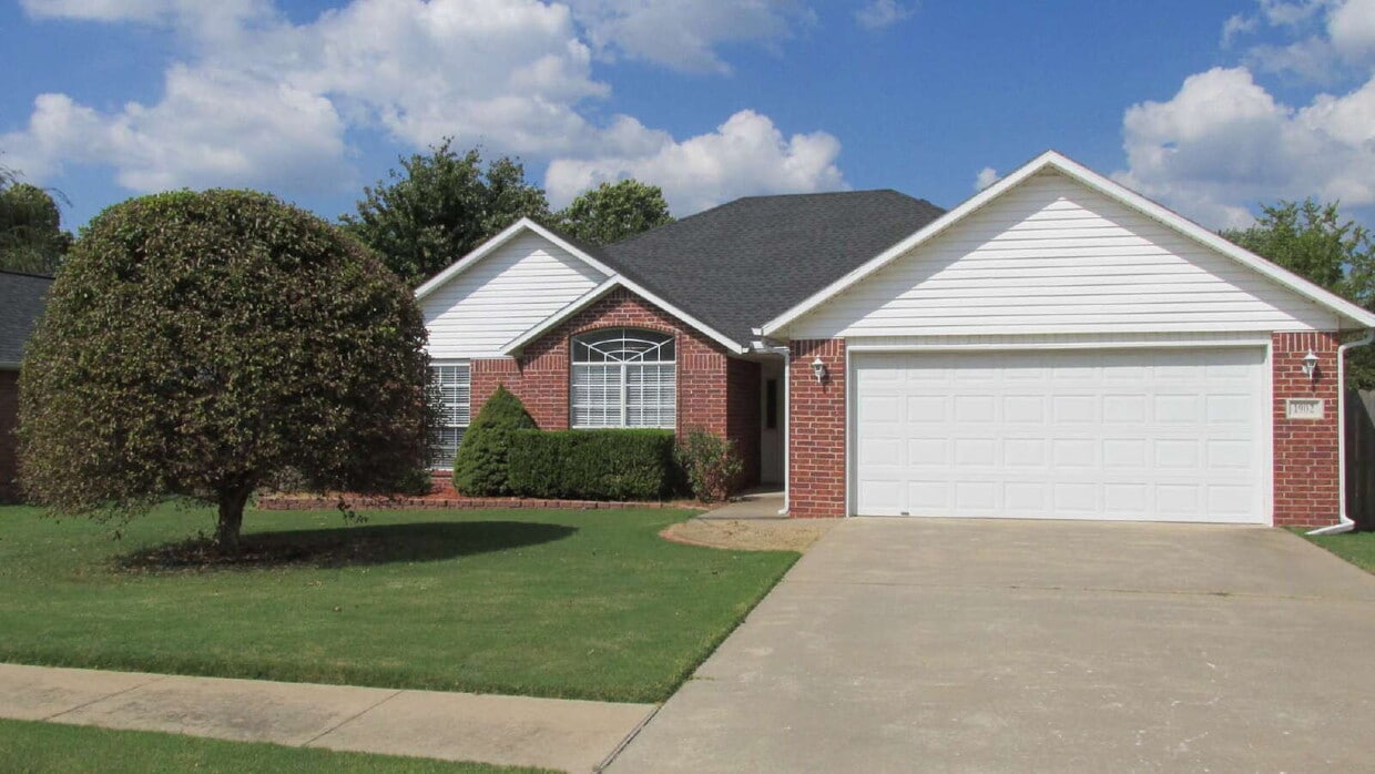 Photo - 1902 SW Spruce Rd