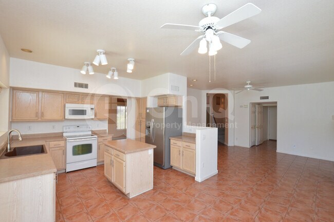 Building Photo - Gilbert 3 Bedroom, 2.5 Bath! Oversize pati...